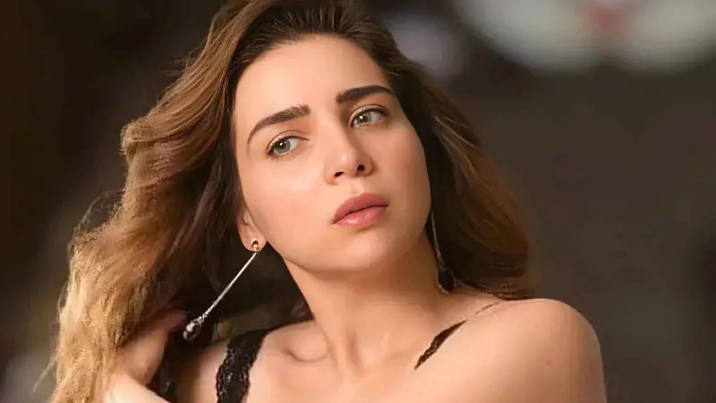 مي عز الدين تخطف الأنظار بإطلالة شتوية بعد أزمتها الصحية