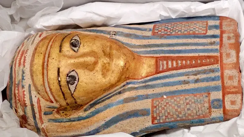من اللوفر إلى القاهرة.. قانون ماكرون يعيد إحياء معركة الآثار المهربة