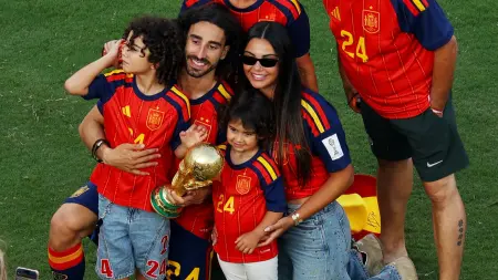 حقيقة حمل مارك كوكوريا لكأس العالم داخل "كيس بلاستيكي".. ما القصة؟
