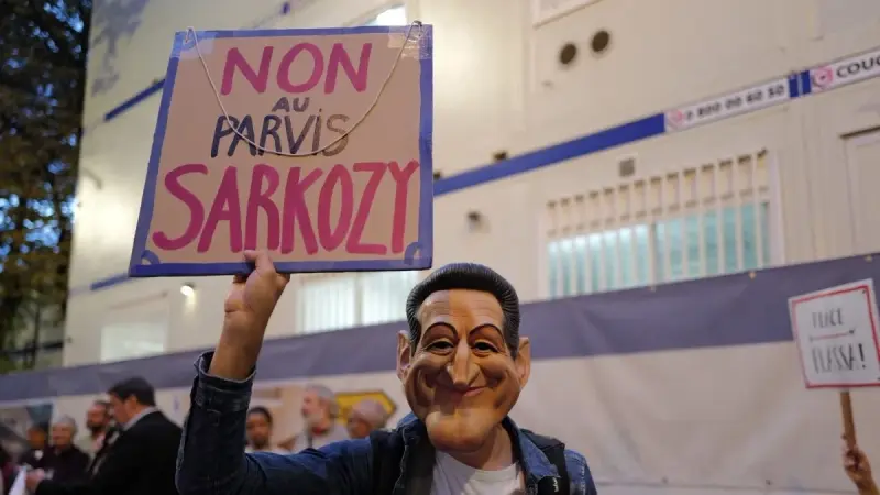 "مشهد مؤلم".. كيف قضى ساركوزي أول أيامه في السجن؟