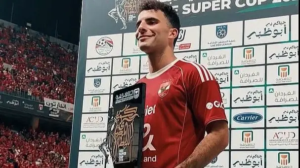 فيديو - زيزو يتجاهل نائب رئيس الزمالك خلال مراسم تتويج الأهلي بالسوبر