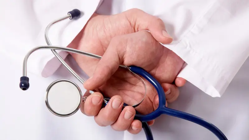 طبيب يجري جراحة لمراهق مستعينا  بـ"يوتيوب".. وهكذا كانت النتيجة