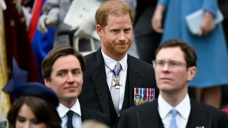 هذا ما فعله الأمير هاري في قصر باكنغهام بعد التتويج