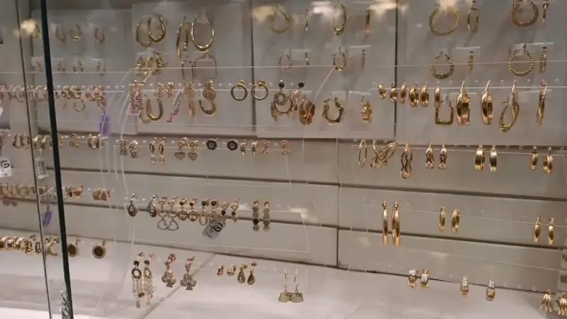 سعر الذهب اليوم في العراق الأحد 28/12/2025.. حذر بالأسواق