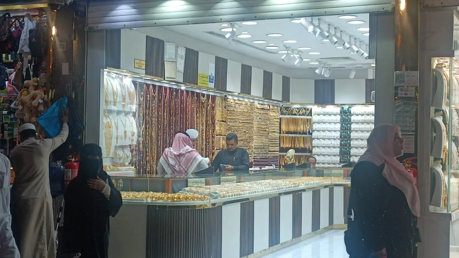 أسعار الذهب في السعودية شهدت تحركات هبوطية جديدة أسعار الذهب في السعودية شهدت تحركات هبوطية جديدة