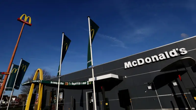 بعد عشرات الإصابات ببكتيريا.. ماكدونالدز تستأنف بيع شطائرها الشهيرة