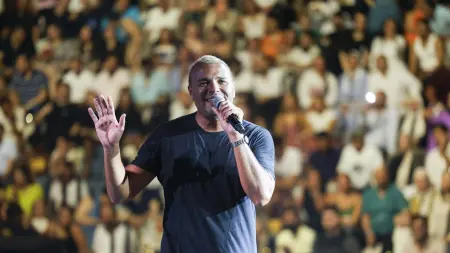 فيديو - موقف محرج للفنان رامي صبري.. ماذا فعلت إحدى المعجبات؟