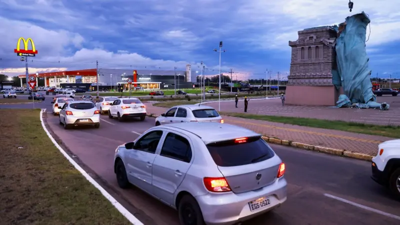 فيديو سقوط تمثال الحرية في البرازيل.. مشهد غير مسبوق بفعل الرياح