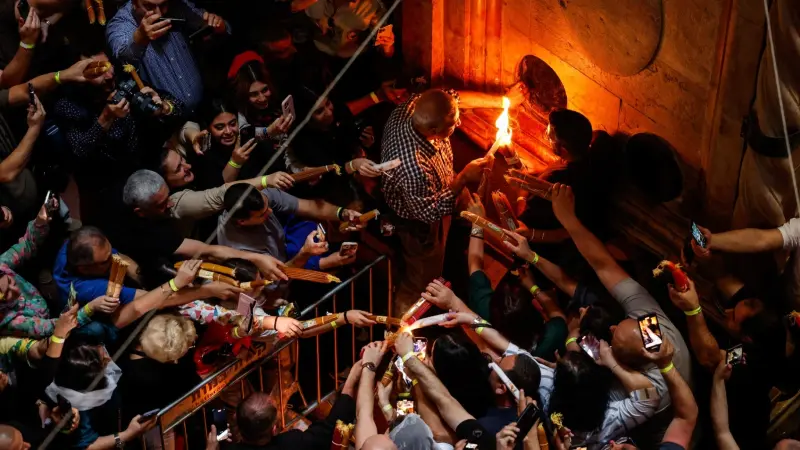 شاهد.. لحظة فيض النور المقدس من قبر المسيح بكنيسة القيامة