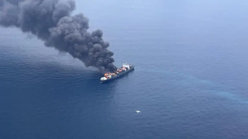 فيديو - انفجارات غامضة على سفينة شحن قبالة سواحل الهند