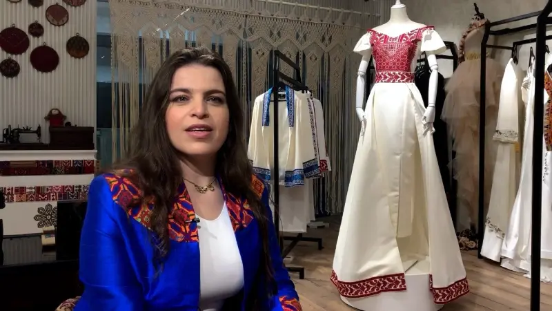 المشهد بروفايل - مي سلامة تطرز التراث الفلسطيني في أجمل التصاميم