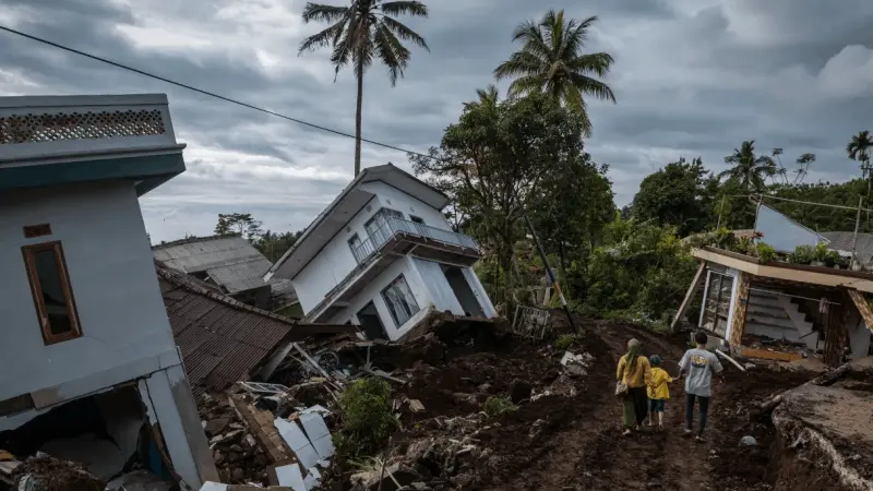 زلزال بقوة 6.2 درجات يضرب قبالة سواحل سولاويزي الإندونيسية