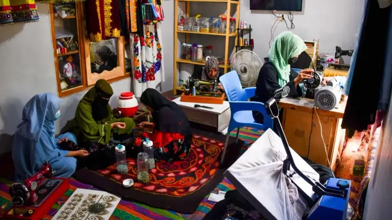 أفغانيات يعترضن على قانون جديد عبر الغناء