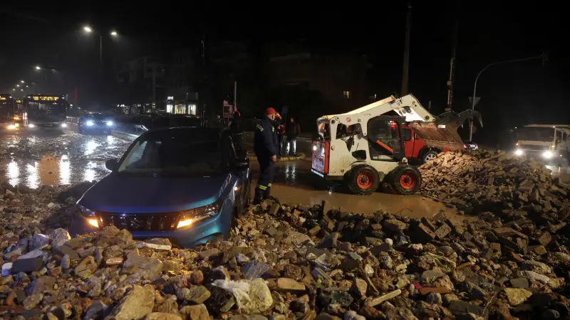 صور - رياح عاتية وأمطار غزيرة في اليونان.. ورئيس الوزراء يرجئ رحلته إلى دافوس