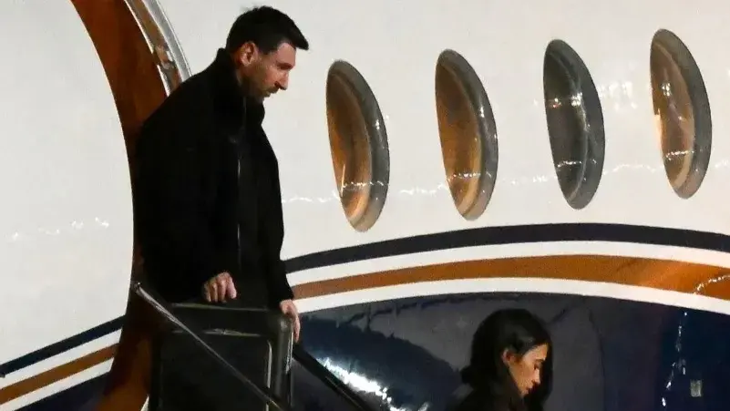 ليونيل ميسي يصل إلى مسقط رأسه لتوديع والده الراحل (أ ف ب) ليونيل ميسي يصل إلى مسقط رأسه لتوديع والده الراحل (أ ف ب)