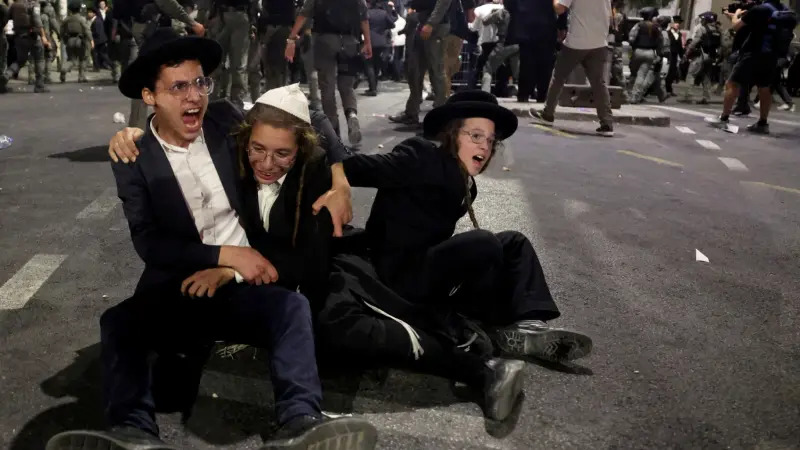 إسرائيل.. اليهود المتشدّدون يحتجّون ضد التجنيد الإلزامي