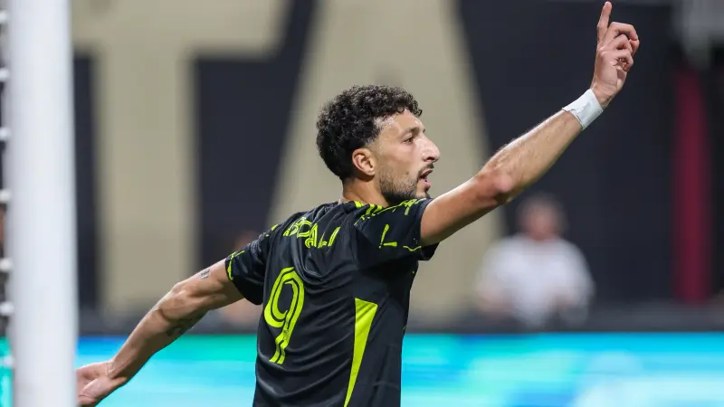 حقيقة إصابة وسام أبو علي بالرباط الصليبي.. صدمة لنجم الأهلي السابق