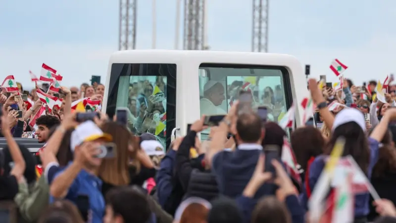 البابا يختتم أولى جولاته الخارجية بزيارة موقع انفجار مرفأ بيروت