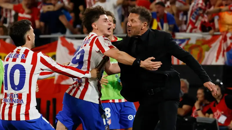 الانتقالات - تفاصيل اجتماع سيميوني مع خوليان ألفاريز.. برشلونة يراقب الوضع