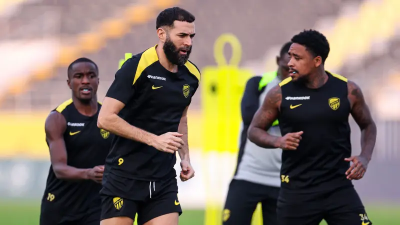 معلق مباراة الاتحاد والشباب اليوم.. صوت بارز يرافق القمة