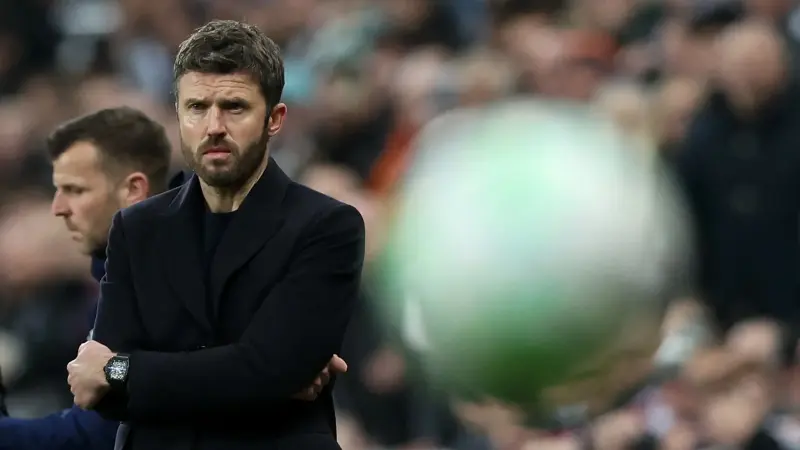 كاريك يخرج عن صمته ويرد لأول مرة على انتقادات سكولز: لا أهتم