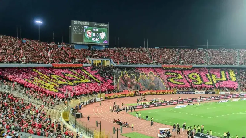 تيفو الأهلي أمام الزمالك يثير الجدل.. استبعاد الخطيب وظهور رموز تاريخية