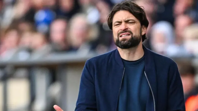 فيديو - مدرب يطلب دعم الشرطة للاحتماء من غضب جماهير فريقه