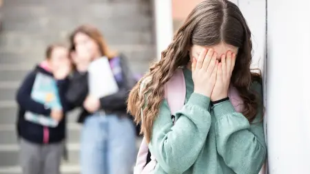 فيديو - 5 أشكال للتنمّر قد يتعرض لها طفلك.. هل تعرفها؟