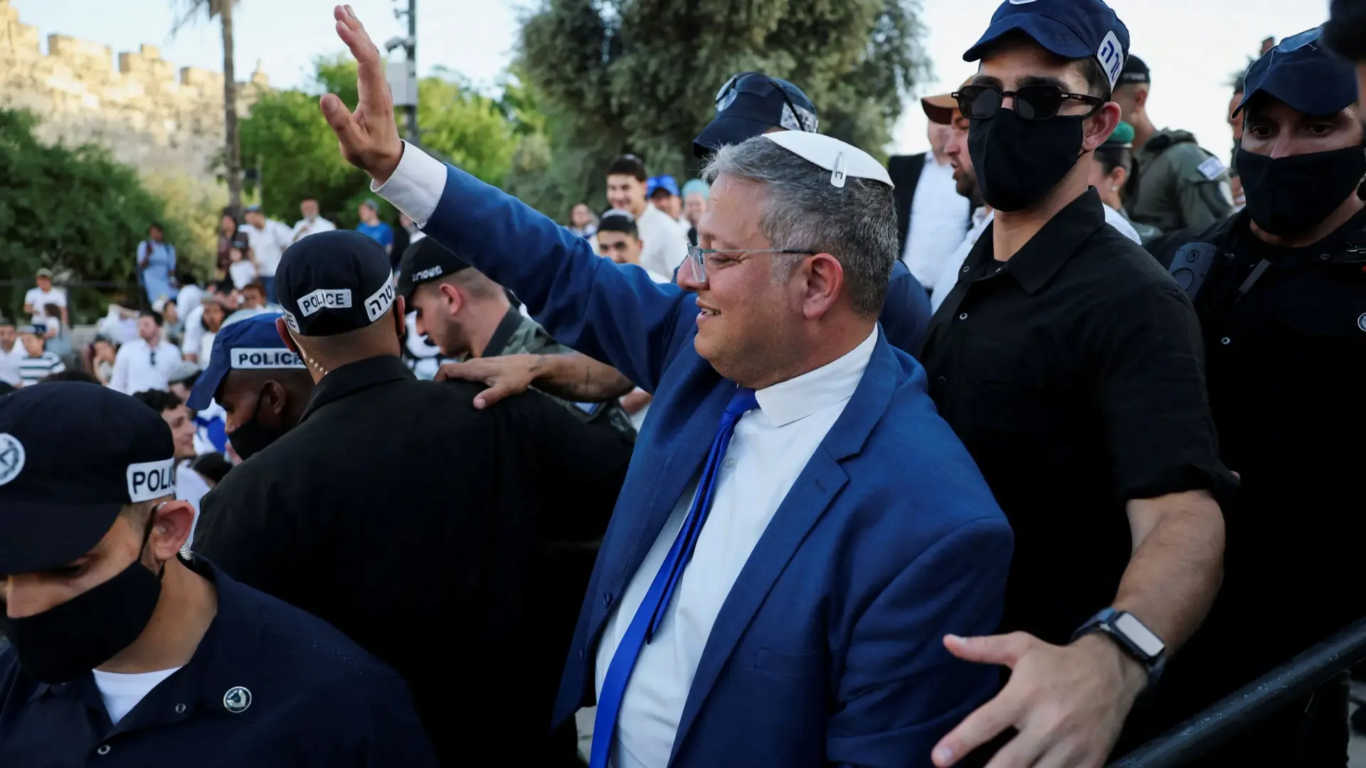 يظهر بن غفير موجها الأوامر بإزالة المباني التي يعتبرها مخالفة (رويترز) يظهر بن غفير موجها الأوامر بإزالة المباني التي يعتبرها مخالفة (رويترز)