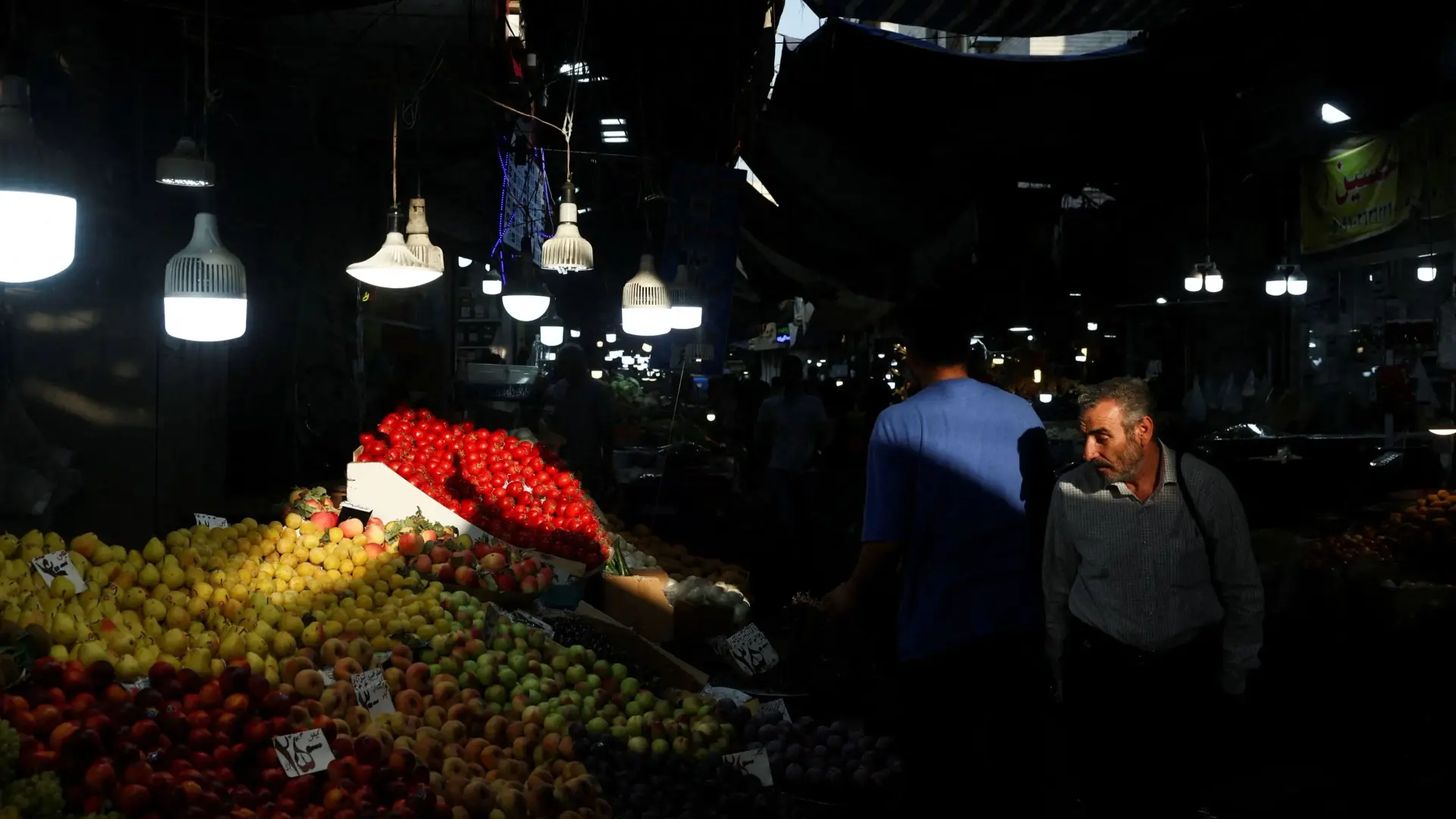 إيران تغرق في أزمة المياه والكهرباء (رويترز) إيران تغرق في أزمة المياه والكهرباء (رويترز)