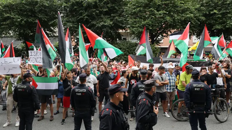 فيديو - بسبب رفع علم فلسطين.. عقاب صادم لفرقة بريطانية شهيرة