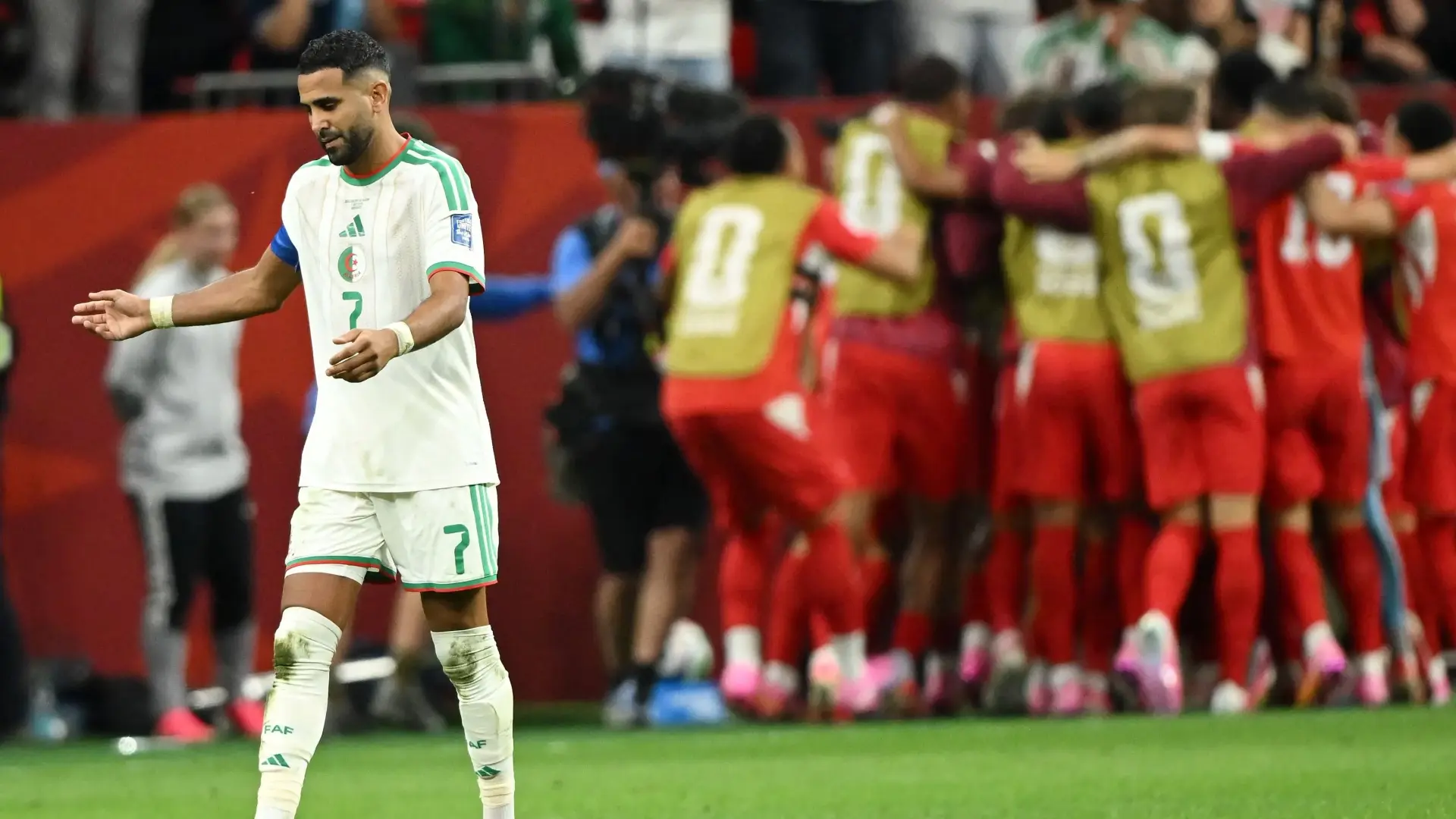 الجزائر تستعد لتصفيات أمم إفريقيا (رويترز) الجزائر تستعد لتصفيات أمم إفريقيا (رويترز)