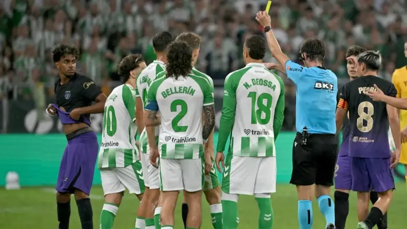الدوري الإسباني - ما هي عقوبة بيرنال لاعب بيتيس بعد طرده أمام برشلونة؟
