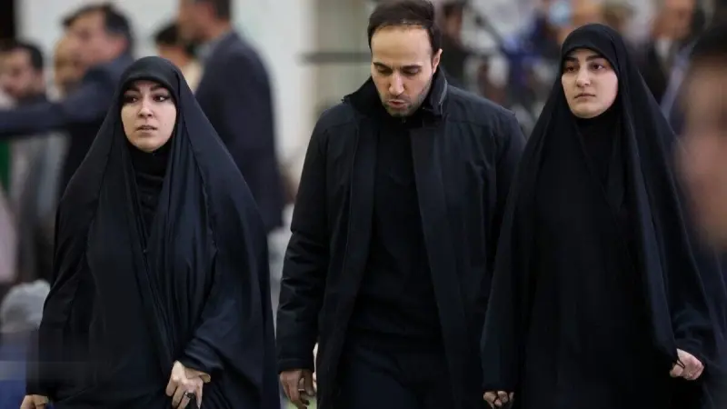 من هي زينب سليماني التي ظهرت في مراسم تشييع رئيسي؟