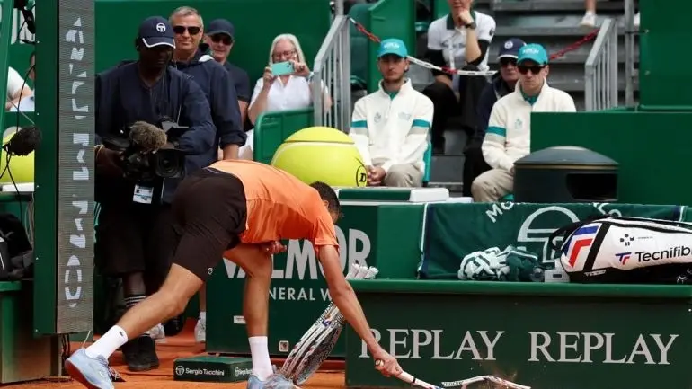 غضب وتحطيم المضرب يرافقان إقصاء ميدفيديف من مونت كارلو