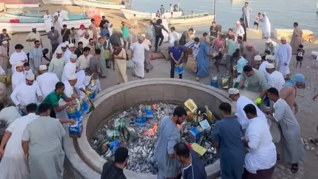 "شواء التنور".. تقليد عماني يجمع الأهالي على نكهة العيد