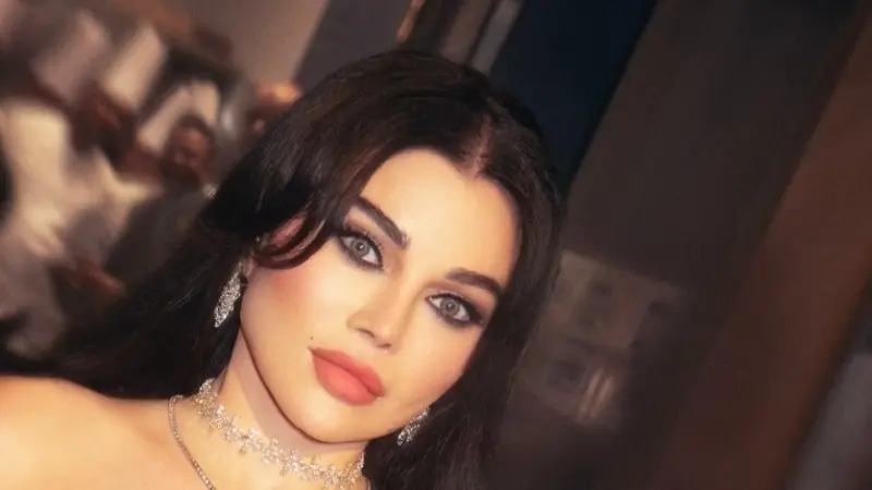 فيديو - هيفاء وهبي تقص فستانها على المسرح