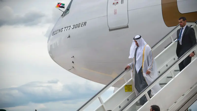 صور - رئيس الإمارات يصل ألمانيا في "زيارة دولة"