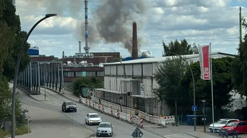 سبب حريق ميناء هامبورغ الألماني.. إصابات حرجة