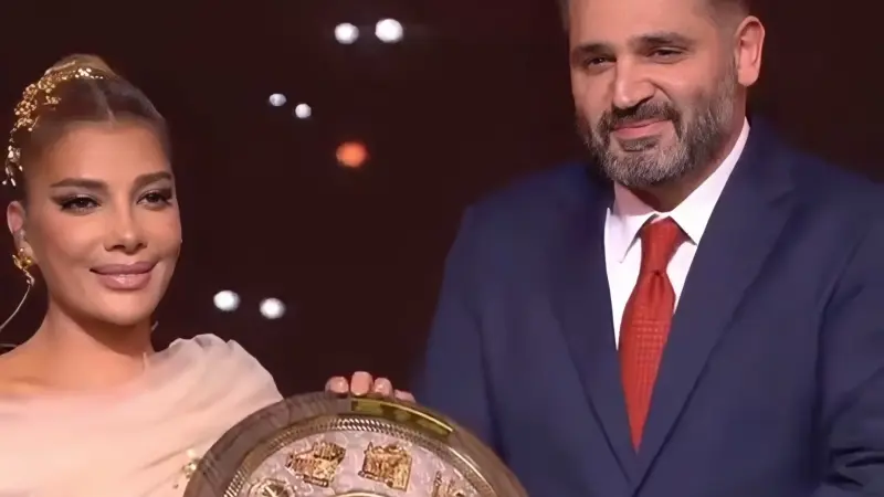 فيديو - "عودتك انتصار للمظلوم".. وزير الثقافة السوري يكرّم أصالة