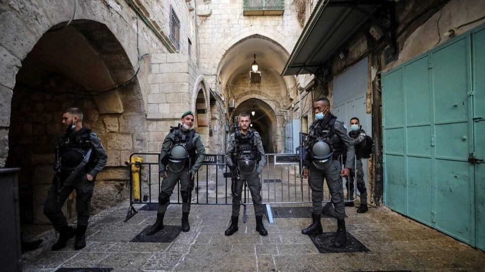 الشرطة الإسرائيلية تلاحق مساعد سابق لنتانياهو 