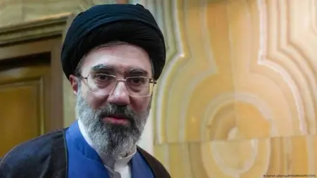 فيديو يثير الجدل حول أول ظهور لمجتبى خامنئي منذ توليه منصبه