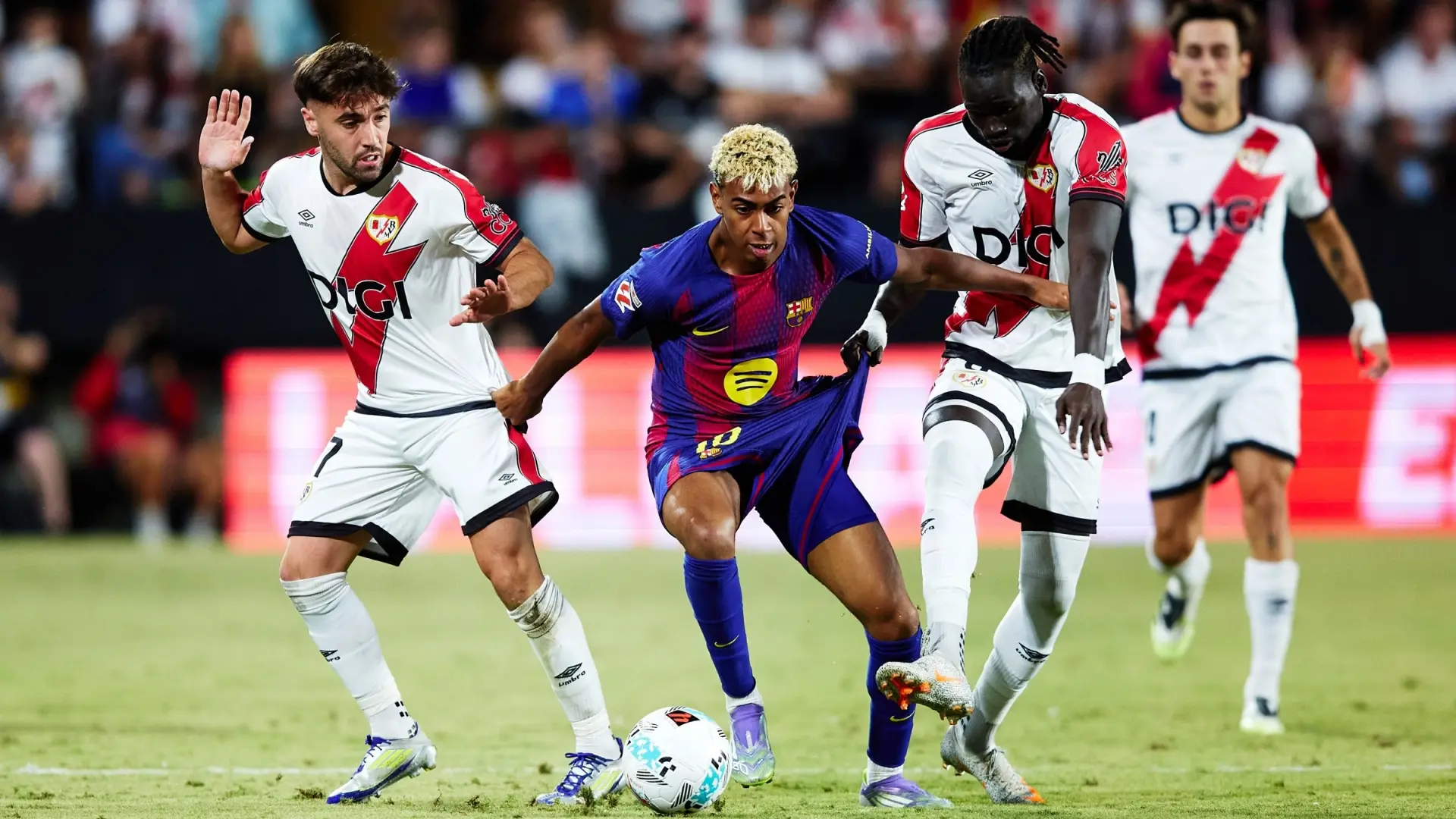 برشلونة يبحث عن فوزه المتتالي رقم 21 بملعبه أمام رايو فايكانو (رويترز) برشلونة يبحث عن فوزه المتتالي رقم 21 بملعبه أمام رايو فايكانو (رويترز)