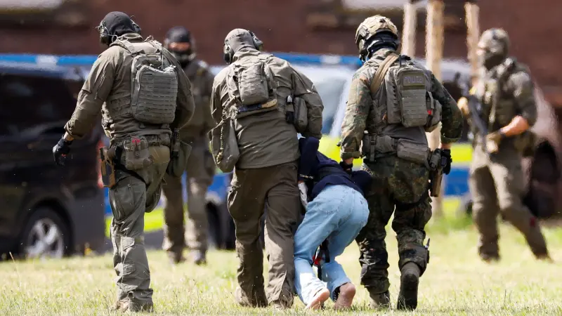 بعد هجوم زولينغن.. مسؤول ألماني يُطالب بسرعة ترحيل اللاجئين