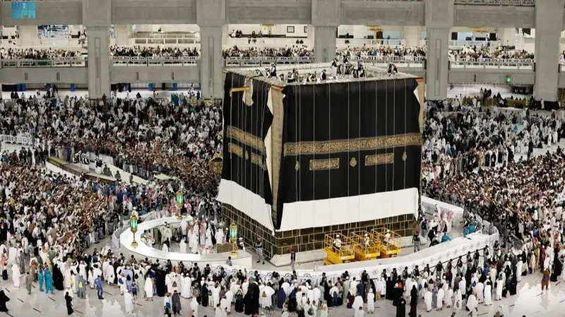 فيديو - تغيير كسوة الكعبة المشرفة بحضور أكثر من 100 مشرف