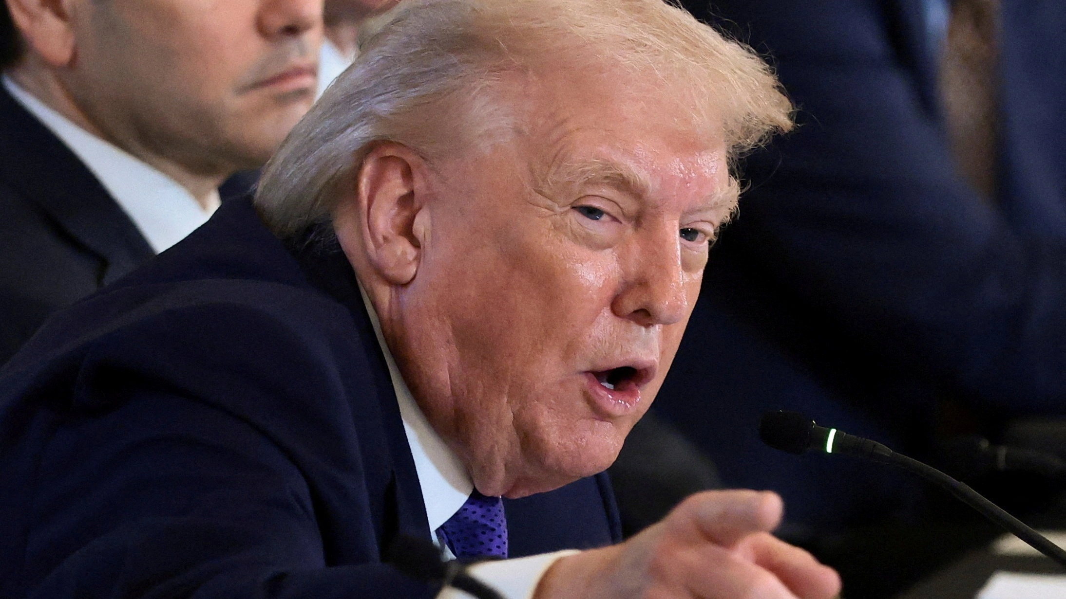 ترامب يلوّح بالحسم ويعيد إشعال معركة غرينلاند 