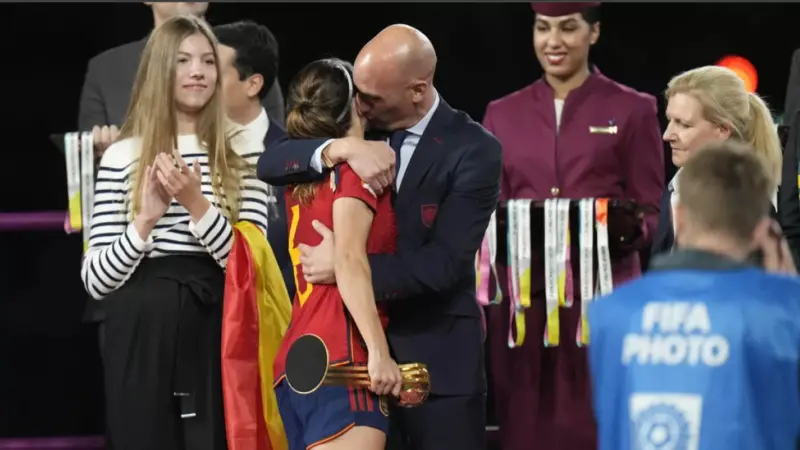 فضائح تجبر إسبانيا على وضع اتحاد الكرة تحت الوصاية