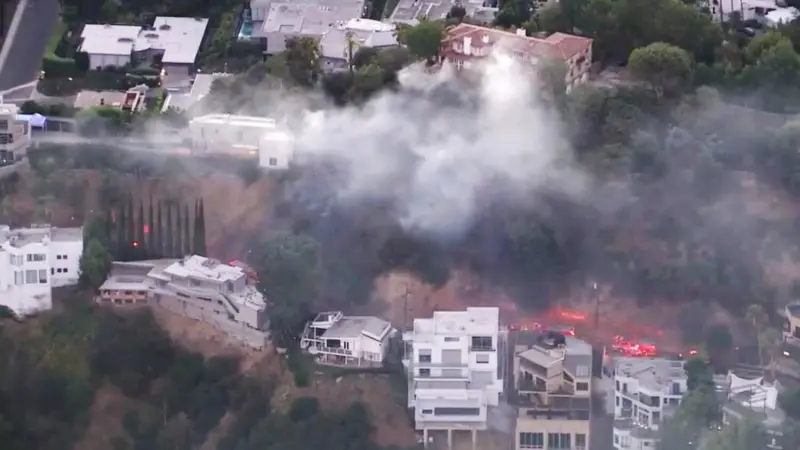 حرائق الغابات تطال قرية تاريخية في كاليفورنيا