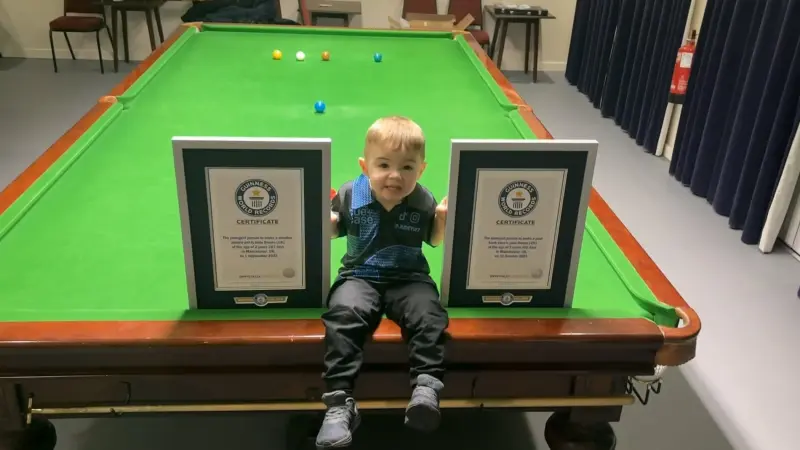طفل معجزة يقتحم موسوعة غينيس برقمين قياسيين في السنوكر