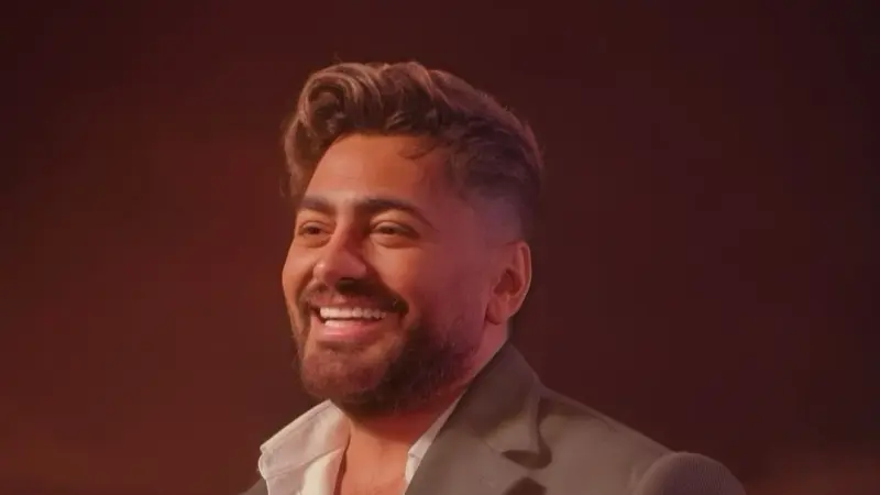 تامر حسني يتألق في عرض أزياء عالمي